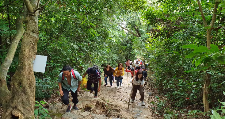 Cảnh vật trên núi Thần Đinh bây giờ trông không khác mấy so với những gì mà sách Đại Nam Nhất Thống Chí đã từng mô tả: Sườn núi có động sâu thẳm rộng rãi, cửa động hẹp phải nghiêng mình mà vào một hồi mới rộng. Trong động có hai tầng.