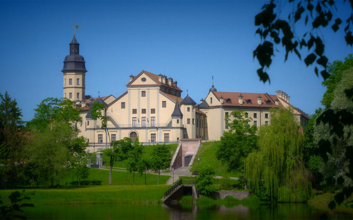 Kiến trúc của tòa lâu đài này là sự hòa quyện duyên dáng giữa kiến trúc baroque và phong cách riêng ở vùng Trung Âu. Năm 2005, UNESCO công nhận lâu đài là Di sản văn hóa thế giới.