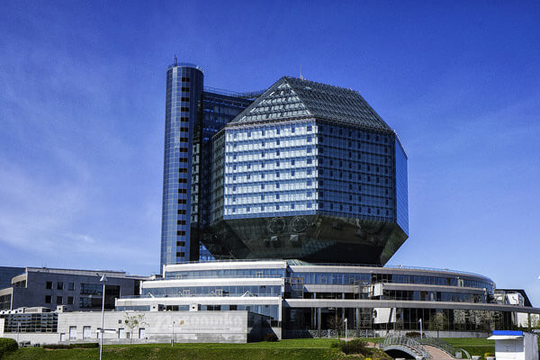Thư viện Quốc gia Belarus mở cửa năm 2006 tại Minsk, là một trong những thư viện lớn nhất thế giới và được xếp hạng 25 trong số 50 tòa nhà có kiến trúc độc đáo nhất thế giới. Nhìn từ bên ngoài, nó không khác gì một viên kim cương khổng lồ với tám mặt tam giác và 18 mặt vuông. 