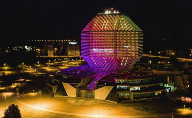 Ban đêm, đèn led thắp sáng bên ngoài tòa nhà, khiến nó lấp lánh, ánh lên như một viên kim cương thực thụ. Mỗi một phút trôi qua, nó lại đổi sang một màu mới. Công trình này cho đến nay vẫn là niềm tự hào trong công nghệ thiết kế kiến trúc của người dân Belarus.