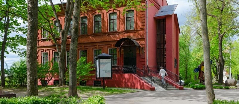 Mặc dù không giáp biển, nhưng Belarus thu hút du khách bằng những con đường thơ mộng băng qua các cánh đồng hoa bắp, những cánh rừng già và các ngôi làng đẹp như tranh vẽ. Cảnh quan yên bình xen lẫn nét hiện đại với những thành phố và công trình kiến trúc xinh đẹp.