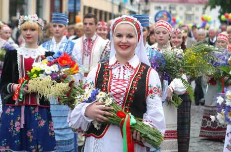 Dân số Belarus tính đến năm 2018 gần 9,5 triệu, xếp thứ 94 thế giới. Mật độ dân số khá thấp, chỉ 47 người/km2. Điều thú vị là các quốc gia được đề cập ở trên, có thể chứa gọn trong lãnh thổ Belarus, có tổng dân số lên đến 46,3 triệu.