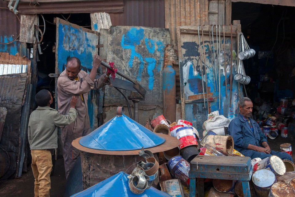 Trong lịch sử, Eritrea đã từng là thuộc địa của Italia. Eritrea tuyên bố độc lập và được quốc tế công nhận vào năm 1993. Eritrea hiện là thành viên của Liên Hợp Quốc, Liên minh châu Phi và quan sát viên của Liên đoàn Ả Rập.