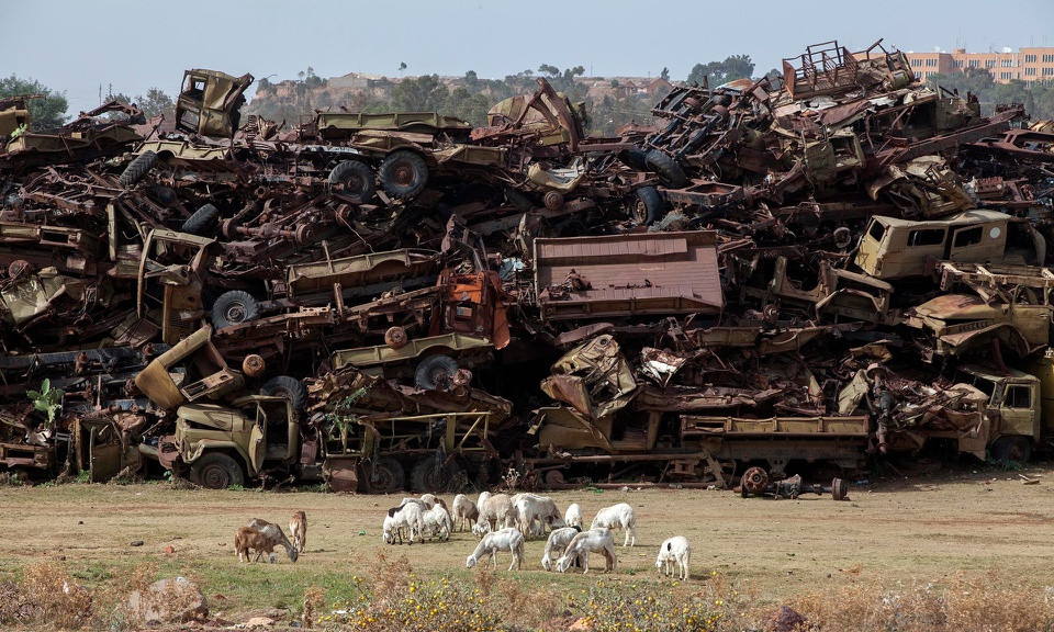 Trong suốt thời gian dài, với tư cách là một quốc gia mới độc lập, đất nước Eritrea lại lâm vào chiến tranh với Ethiopia, một trong những cuộc chiến đẫm máu nhất trong lịch sử lục địa.