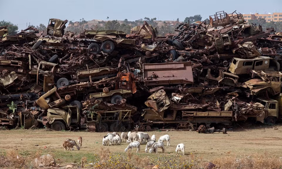 Trong suốt thời gian dài, với tư cách là một quốc gia mới độc lập, đất nước Eritrea lại lâm vào chiến tranh với Ethiopia, một trong những cuộc chiến đẫm máu nhất trong lịch sử lục địa.