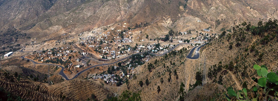 Giống như phần lớn các quốc gia Phi Châu khác, nền kinh tế Eritrea chủ yếu dựa vào hoạt động sản xuất nông nghiệp với 80% dân số làm việc trong ngành trồng trọt và chăn nuôi. 