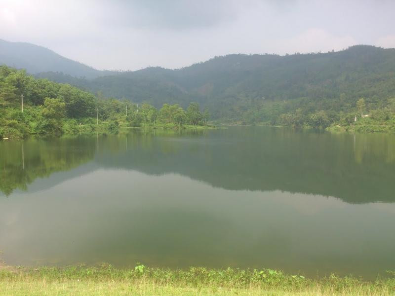 Hồ Đá Vách có chiều dài chừng 80m, ngang 50m, sâu 1,5m, ở độ cao 236m so với mực nước biển nằm trong vườn quốc gia Núi Chúa. Mặt hồ có nhiều vỉa đá nổi như những hòn non bộ xen lẫn những tán cây truông gai, găng néo… soi bóng quanh hồ. Trên mặt nước là những dây rau muống tạo đường xanh mềm mại, uốn lượn.