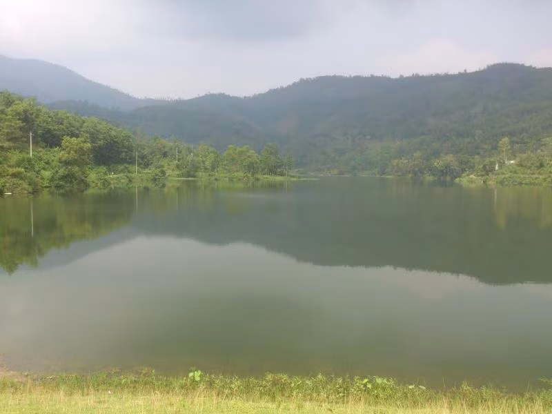 Hồ Đá Vách có chiều dài chừng 80m, ngang 50m, sâu 1,5m, ở độ cao 236m so với mực nước biển nằm trong vườn quốc gia Núi Chúa. Mặt hồ có nhiều vỉa đá nổi như những hòn non bộ xen lẫn những tán cây truông gai, găng néo… soi bóng quanh hồ. Trên mặt nước là những dây rau muống tạo đường xanh mềm mại, uốn lượn.