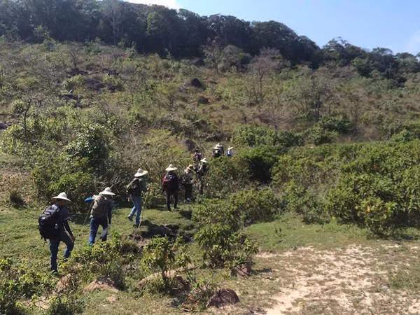 Nhìn từ ảnh vệ tinh, Núi Chúa có hình dạng như một con rùa có đầu quay về phía Nam. Muốn chinh phục đỉnh núi đòi hỏi du khách phải đủ kiên trì vượt qua 6 đỉnh núi chúa chắt, chúa cháu, chúa em, chúa anh, chúa chồng, chúa vợ.