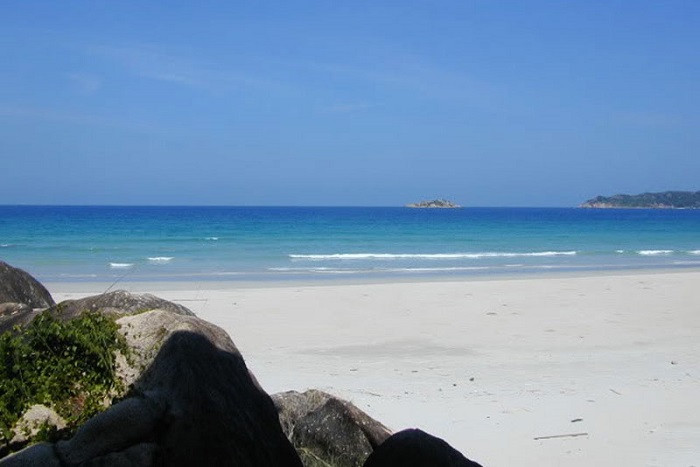 Đặc biệt, vườn quốc gia Núi Chúa còn sở hữu những bãi biển trong xanh nối tiếp nhau vô cùng hoang sơ như bãi Thùng, bãi Thịt, bãi Hời, bãi Kinh, bãi Nước Đỏ, bãi Chà Là, bãi Bình Tiên, bãi Chuối…