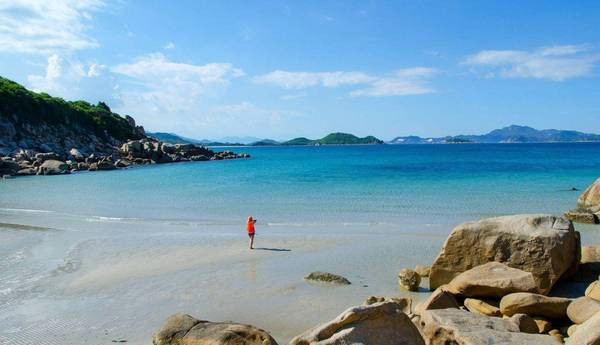 Bãi Nước Ngọt là một bãi biển với phía bên ngoài là biển, bên trong là một con suối chảy từ trong lòng núi. Đây cũng là một kho báu của vườn quốc gia Núi Chúa.