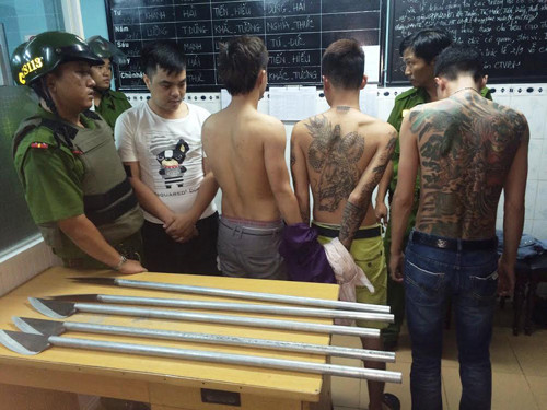 Di xe hop, con do vac hung khi hon chien giua Sai Gon