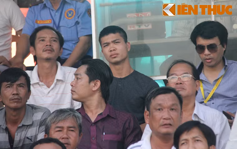 Do bị 2 thẻ vàng ở các trận đấu trước, cầu thủ Công Phượng của HAGL phải ngồi làm khán giả trên khán đài.