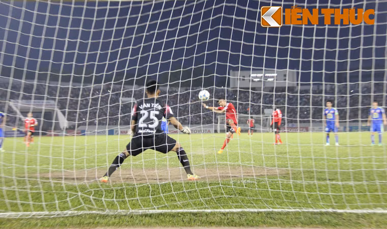 Tuy nhiên thủ môn Văn Tiến (số 25, HAGL) đã xuất sắc cản phá thành công...