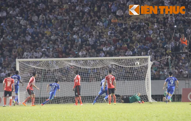 Pha đá phạt đền thiếu may mắn đã gây hậu quả nghiêm trọng khi chỉ vài phút sau các cầu thủ đội HAGL phản công và ghi bàn thắng nâng tỉ số lên 2-1 và đây cũng là kết quả cuối cùng. Đội bóng của bầu Đức đã dành 3 điểm quý giá trên sân khách để củng cố niềm hi vọng trên con đường trụ hạng.