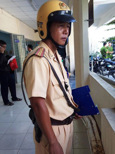 Lái xe hất thiếu tá CSGT lên nắp capo giữa Sài Gòn Lai xe hat thieu ta CSGT len nap capo giua Sai Gon