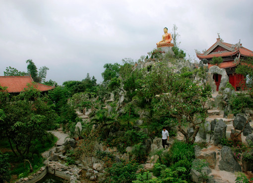 Đây cũng là nơi diễn ra lễ hội sông Loan – núi Biện đậm đà bản sắc dân tộc, thu hút đông đảo nhân dân địa phương và du khách, phật tử gần xa về chiêm bái, thưởng ngoạn. Ảnh: Báo Vĩnh Phúc.