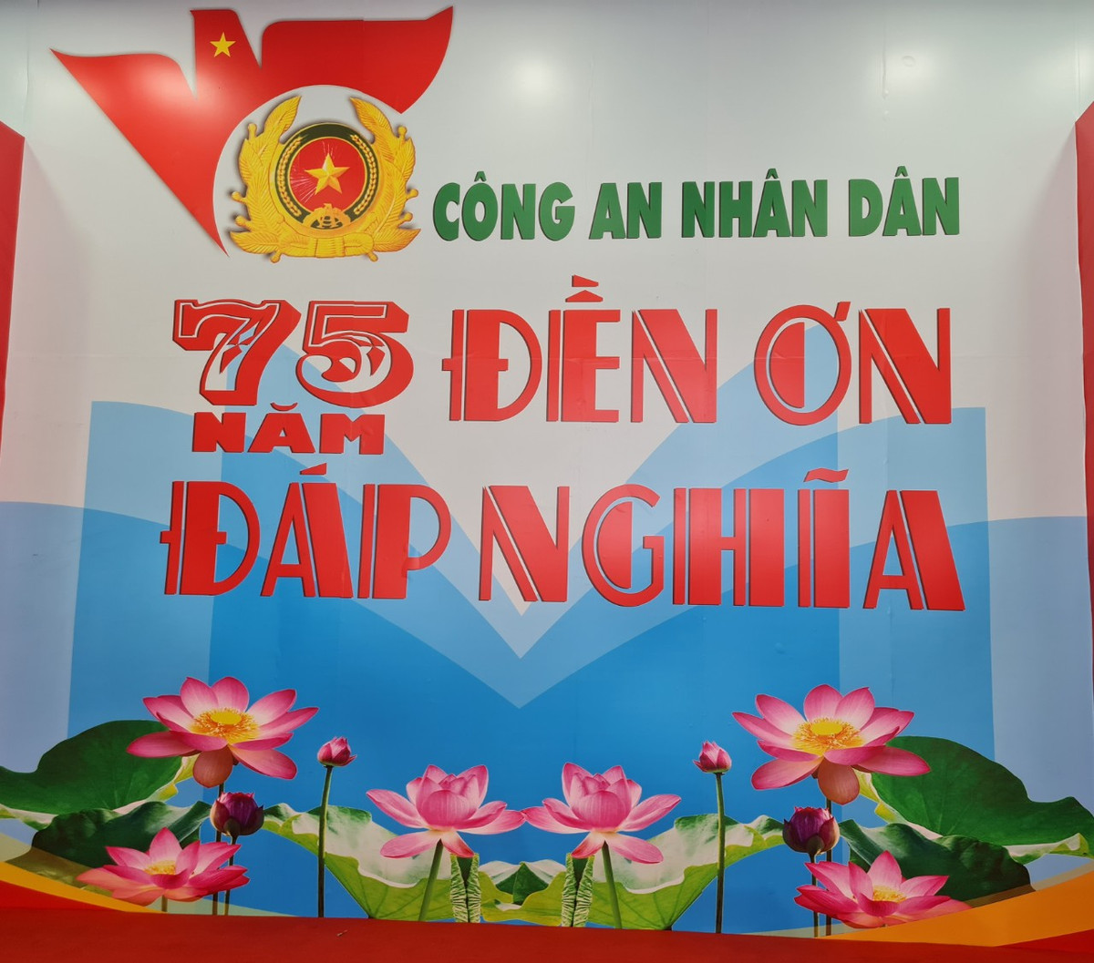 Nguoi dan Ha Noi xuc dong khi xem trien lam “Den on dap nghia“