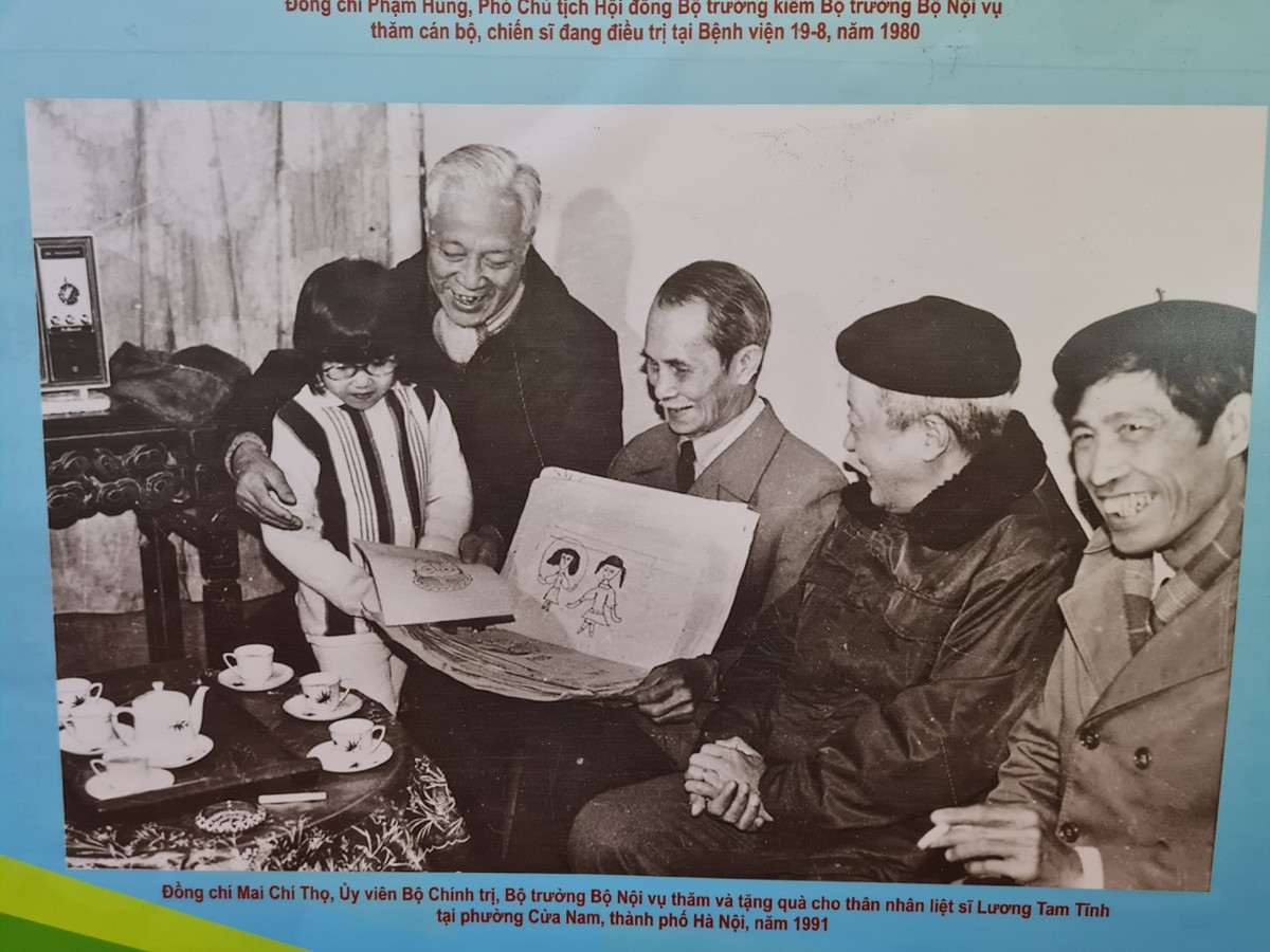 Nguoi dan Ha Noi xuc dong khi xem trien lam “Den on dap nghia“-Hinh-9