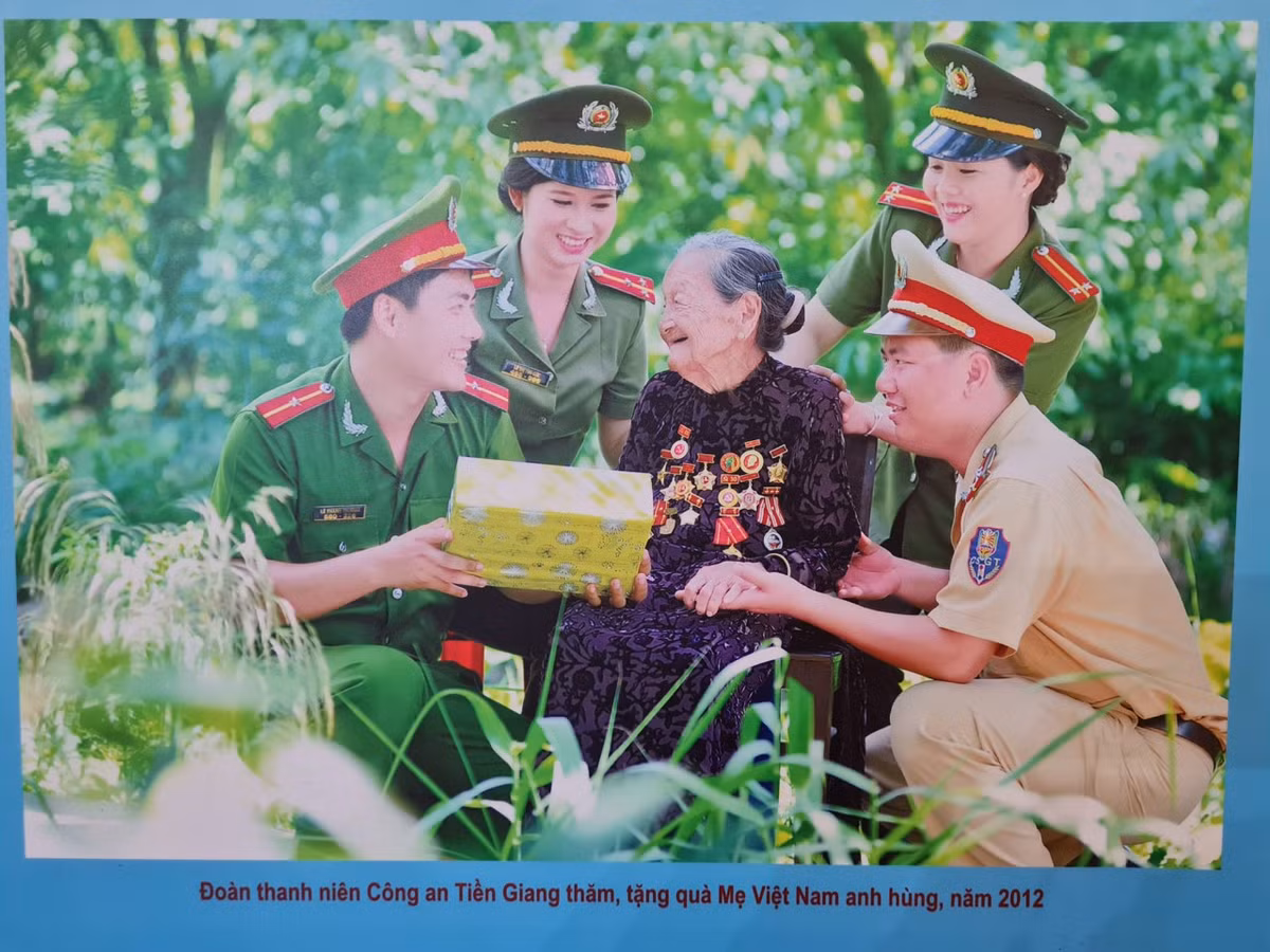 Nguoi dan Ha Noi xuc dong khi xem trien lam “Den on dap nghia“-Hinh-17