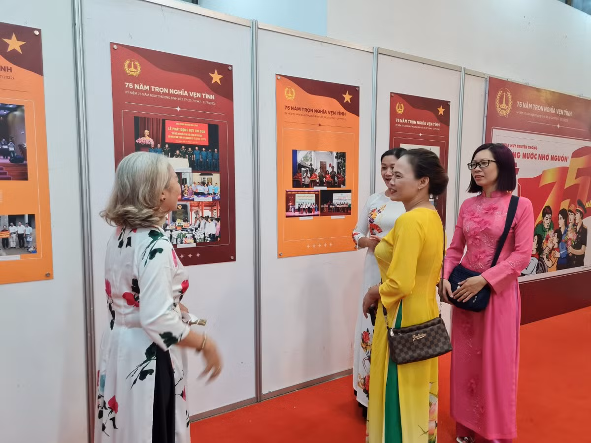 Nguoi dan Ha Noi xuc dong khi xem trien lam “Den on dap nghia“-Hinh-18