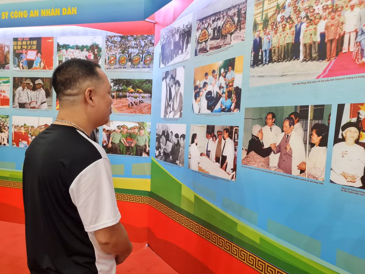 Nguoi dan Ha Noi xuc dong khi xem trien lam “Den on dap nghia“-Hinh-4