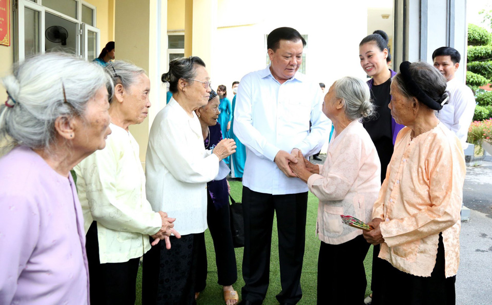 Bi thu Thanh uy Ha Noi Dinh Tien Dung tham, tang qua nguoi co cong