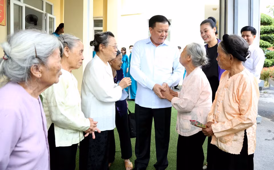 Bi thu Thanh uy Ha Noi Dinh Tien Dung tham, tang qua nguoi co cong