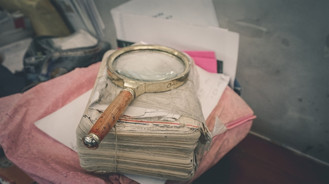 Món quà từ người bạn ở Đức tặng ông dịp sinh nhật (năm 2015) giúp ông dịch và viết được nhiều lá thư hơn. Ảnh: Phụ nữ online.