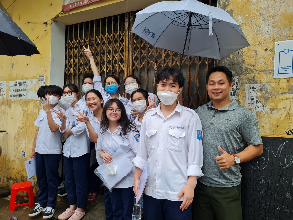 Hà Nội: Những hình ảnh xúc động trong Kỳ thi tốt nghiệp THPT 2022 - Hình 16 Ha Noi: Nhung hinh anh xuc dong trong Ky thi tot nghiep THPT 2022-Hinh-16