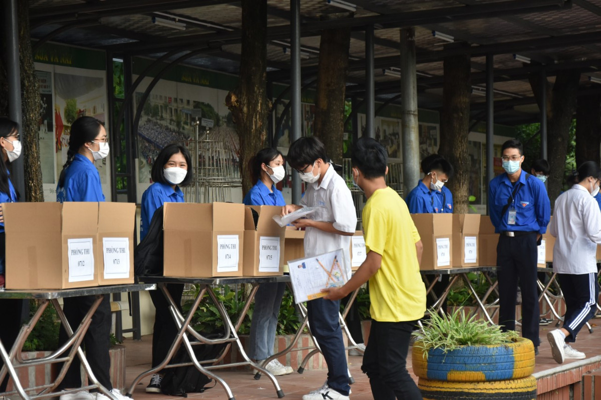 Hà Nội: Những hình ảnh xúc động trong Kỳ thi tốt nghiệp THPT 2022 - Hình 3 Ha Noi: Nhung hinh anh xuc dong trong Ky thi tot nghiep THPT 2022-Hinh-3