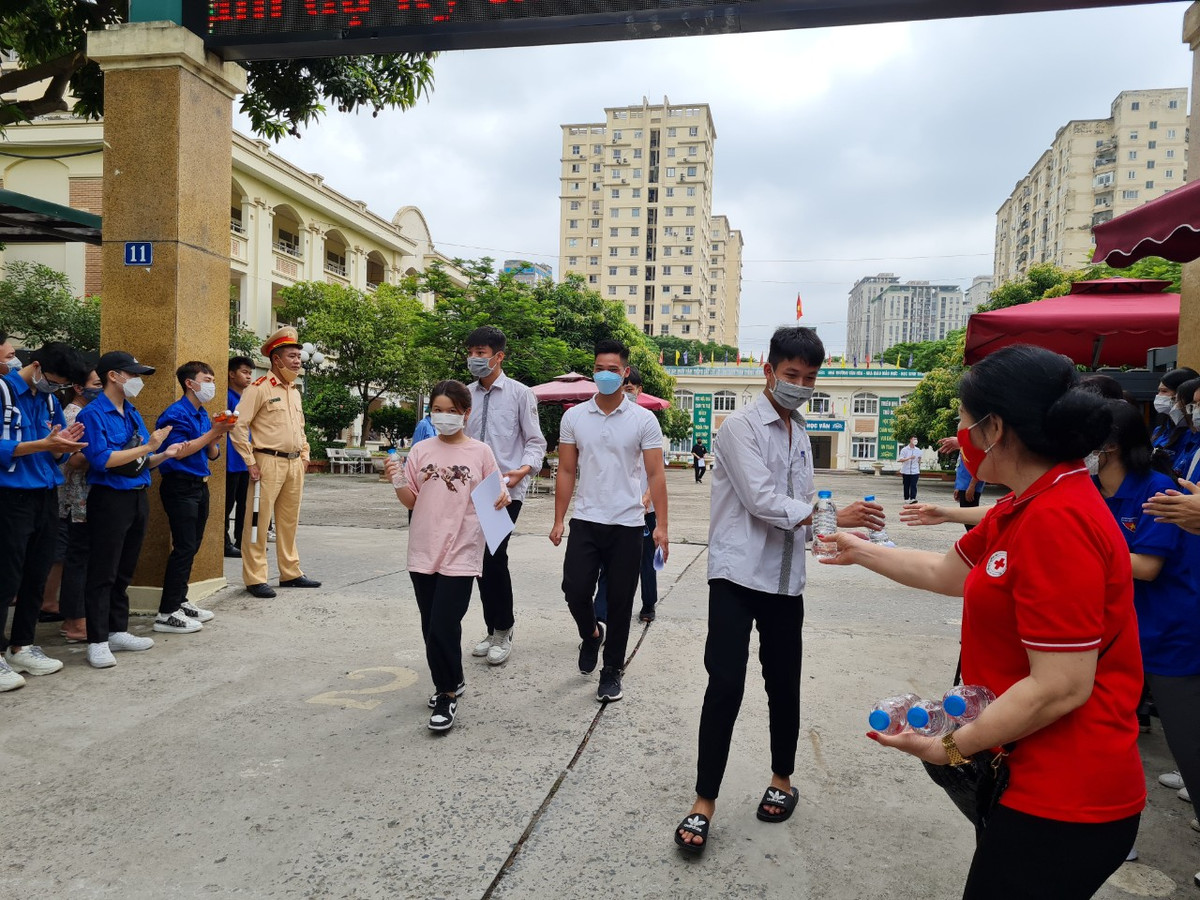 Hà Nội: Những hình ảnh xúc động trong Kỳ thi tốt nghiệp THPT 2022 - Hình 14 Ha Noi: Nhung hinh anh xuc dong trong Ky thi tot nghiep THPT 2022-Hinh-14