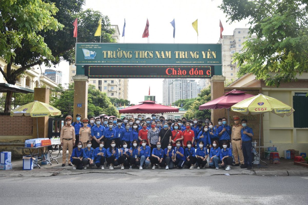 Hà Nội: Những hình ảnh xúc động trong Kỳ thi tốt nghiệp THPT 2022 - Hình 18 Ha Noi: Nhung hinh anh xuc dong trong Ky thi tot nghiep THPT 2022-Hinh-18