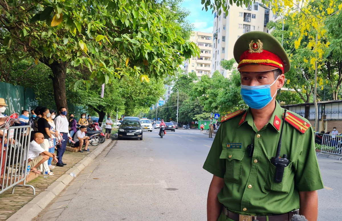 Hà Nội: Những hình ảnh xúc động trong Kỳ thi tốt nghiệp THPT 2022 - Hình 9 Ha Noi: Nhung hinh anh xuc dong trong Ky thi tot nghiep THPT 2022-Hinh-9