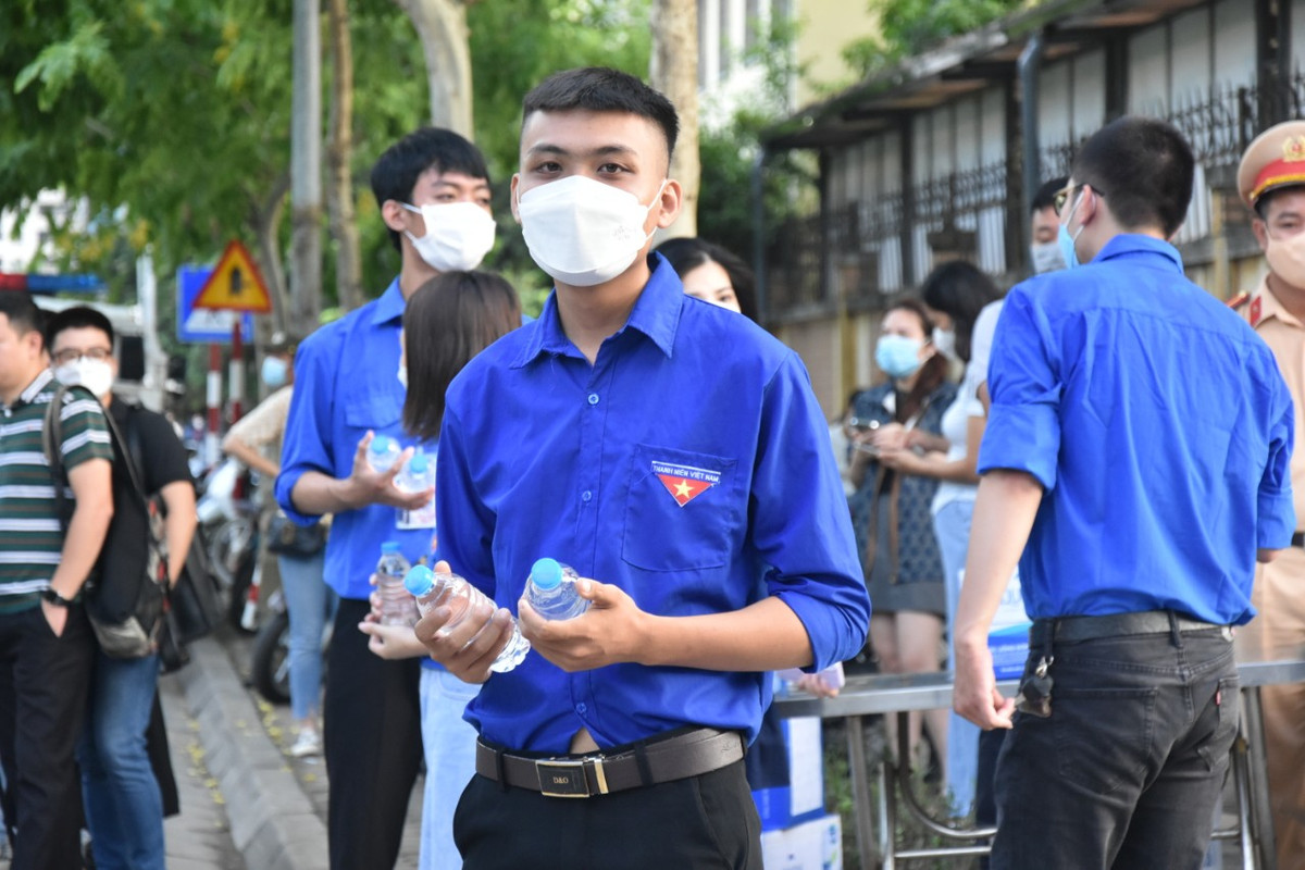 Hà Nội: Những hình ảnh xúc động trong Kỳ thi tốt nghiệp THPT 2022 - Hình 4 Ha Noi: Nhung hinh anh xuc dong trong Ky thi tot nghiep THPT 2022-Hinh-4