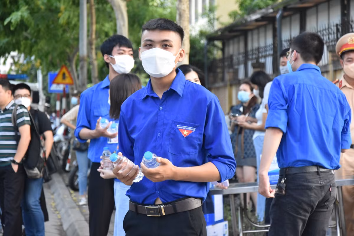 Ha Noi: Nhung hinh anh xuc dong trong Ky thi tot nghiep THPT 2022-Hinh-4