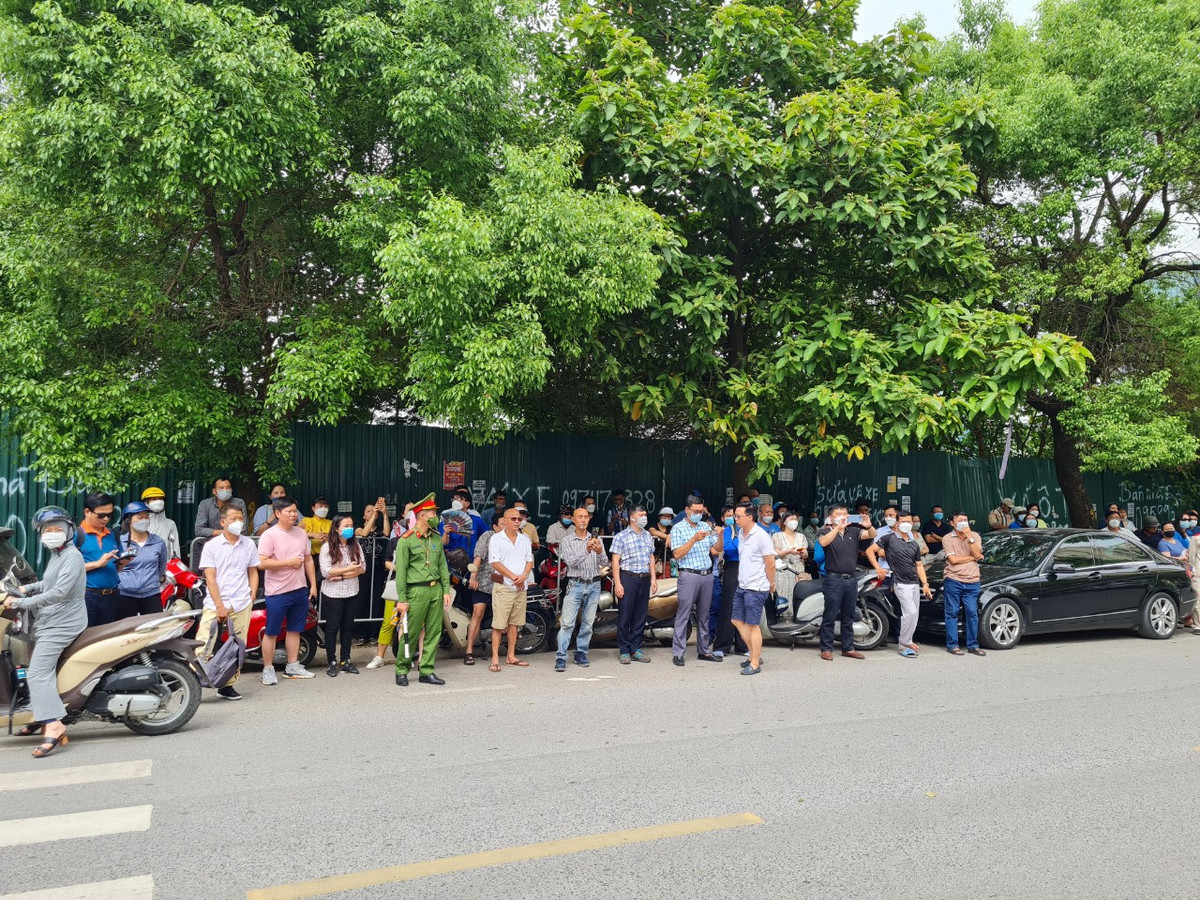 Hà Nội: Những hình ảnh xúc động trong Kỳ thi tốt nghiệp THPT 2022 - Hình 12 Ha Noi: Nhung hinh anh xuc dong trong Ky thi tot nghiep THPT 2022-Hinh-12