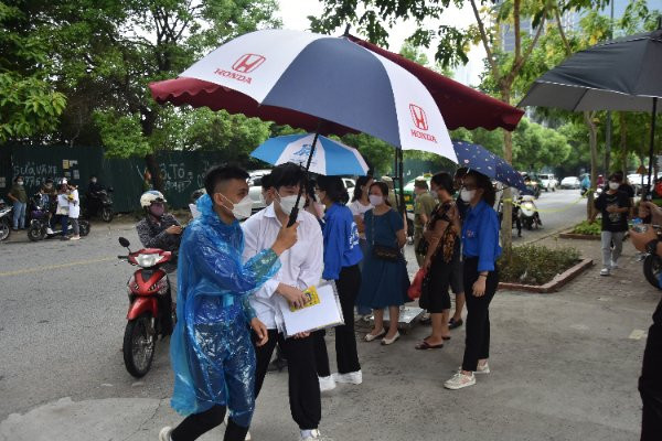 Hà Nội: Những hình ảnh xúc động trong Kỳ thi tốt nghiệp THPT 2022 - Hình 5 Ha Noi: Nhung hinh anh xuc dong trong Ky thi tot nghiep THPT 2022-Hinh-5