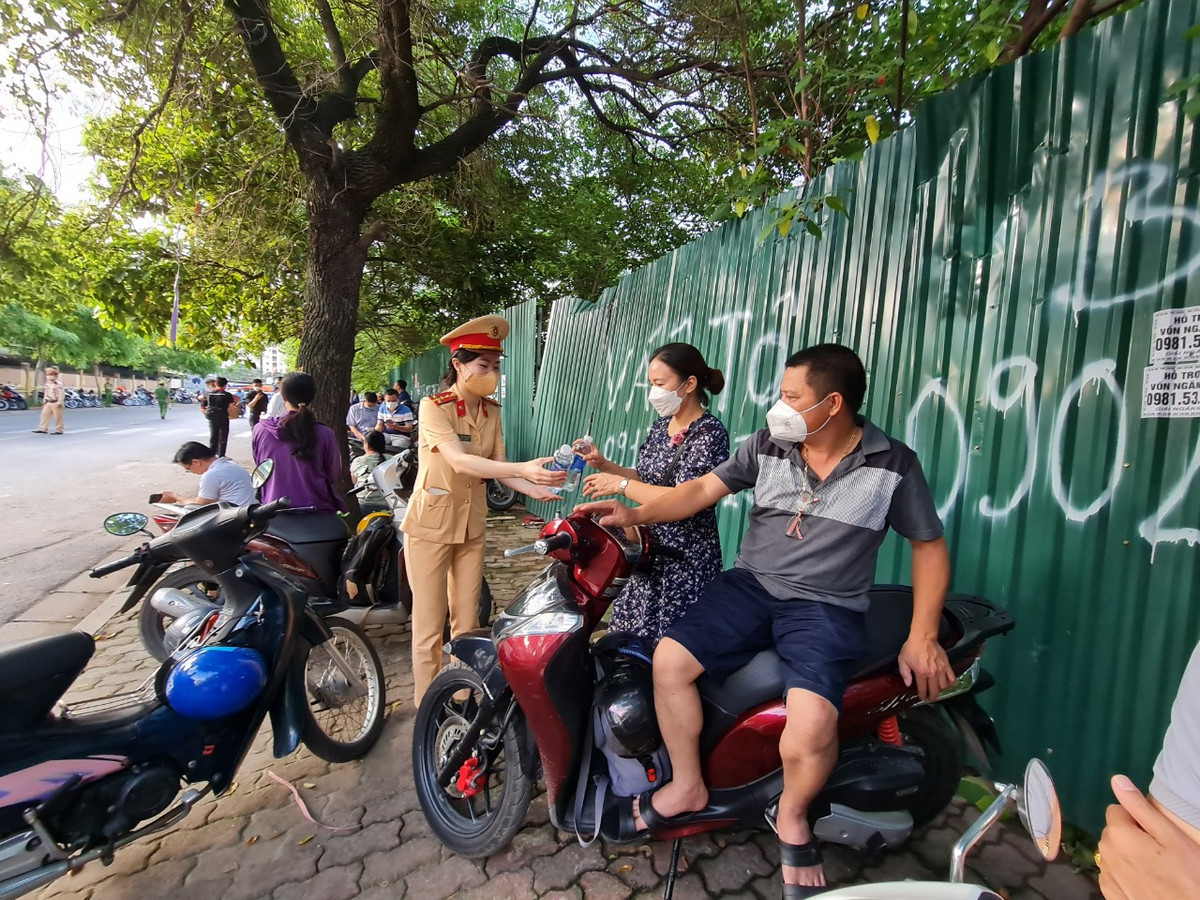 Hà Nội: Những hình ảnh xúc động trong Kỳ thi tốt nghiệp THPT 2022 - Hình 8 Ha Noi: Nhung hinh anh xuc dong trong Ky thi tot nghiep THPT 2022-Hinh-8