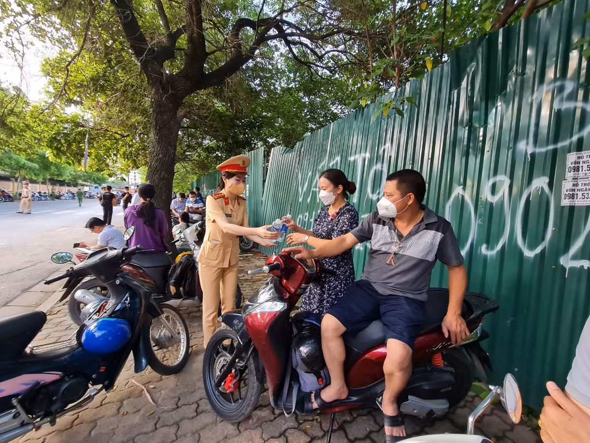 Ha Noi: Nhung hinh anh xuc dong trong Ky thi tot nghiep THPT 2022-Hinh-8