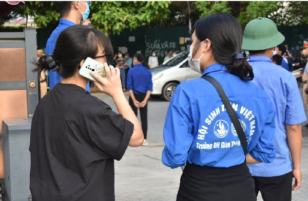 Hà Nội: Những hình ảnh xúc động trong Kỳ thi tốt nghiệp THPT 2022 - Hình 2 Ha Noi: Nhung hinh anh xuc dong trong Ky thi tot nghiep THPT 2022-Hinh-2