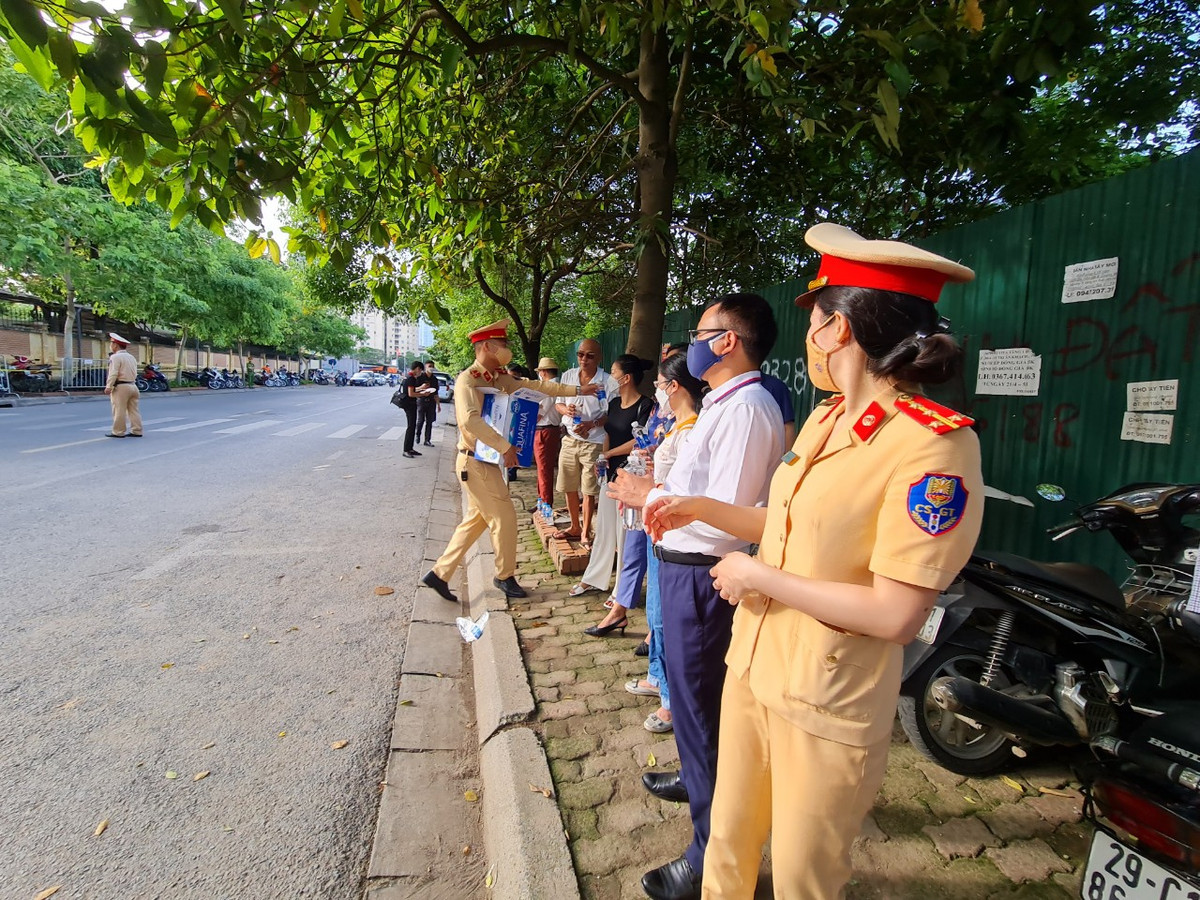 Hà Nội: Những hình ảnh xúc động trong Kỳ thi tốt nghiệp THPT 2022 - Hình 7 Ha Noi: Nhung hinh anh xuc dong trong Ky thi tot nghiep THPT 2022-Hinh-7