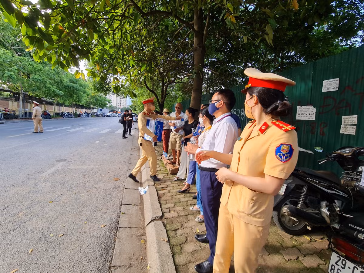 Ha Noi: Nhung hinh anh xuc dong trong Ky thi tot nghiep THPT 2022-Hinh-7