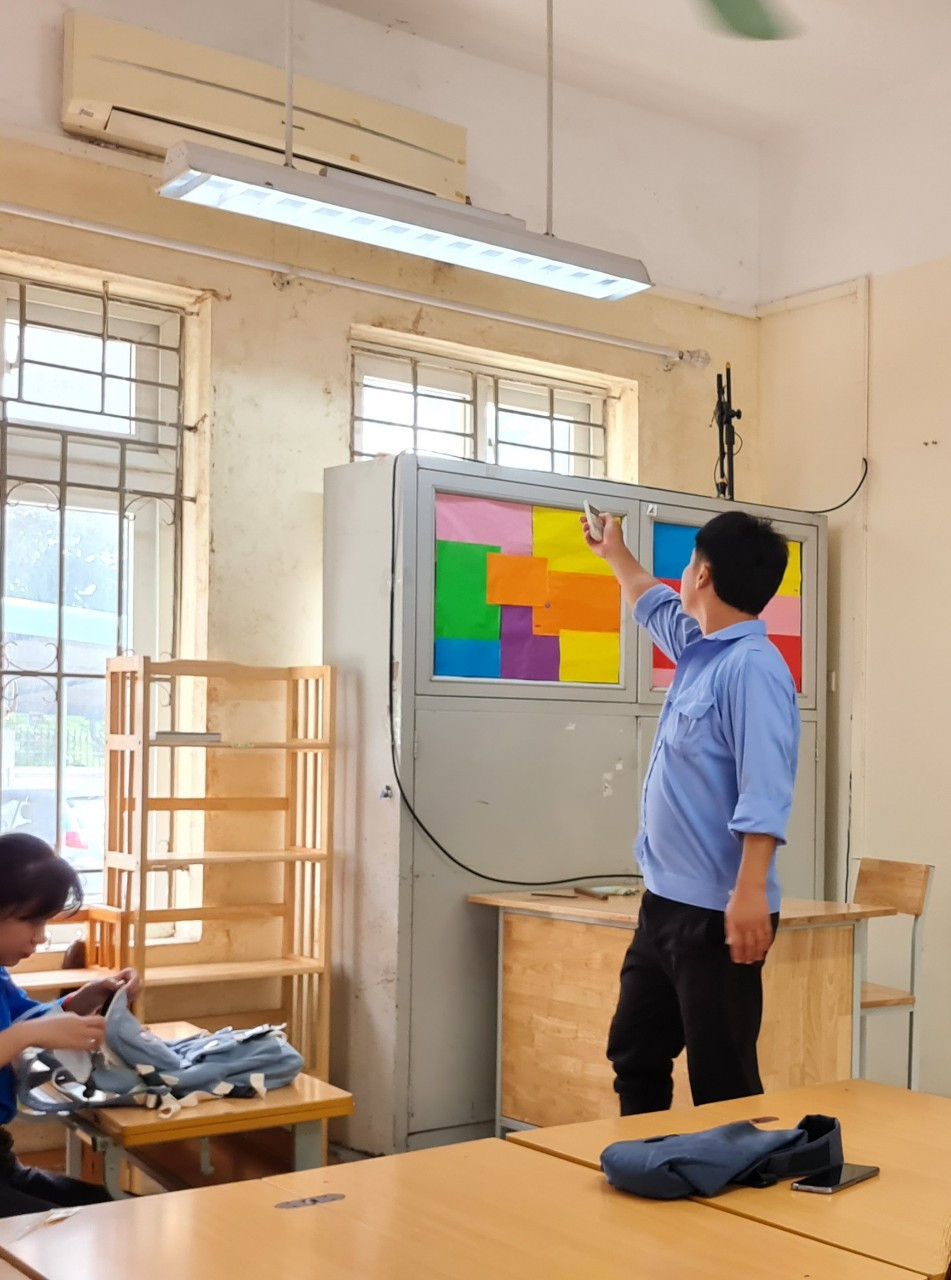 Hà Nội: Những hình ảnh xúc động trong Kỳ thi tốt nghiệp THPT 2022 - Hình 11 Ha Noi: Nhung hinh anh xuc dong trong Ky thi tot nghiep THPT 2022-Hinh-11