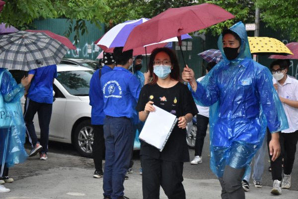 Hà Nội: Những hình ảnh xúc động trong Kỳ thi tốt nghiệp THPT 2022 - Hình 6 Ha Noi: Nhung hinh anh xuc dong trong Ky thi tot nghiep THPT 2022-Hinh-6