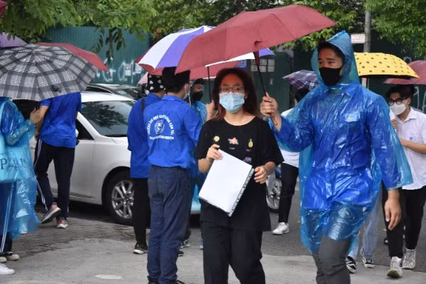 Ha Noi: Nhung hinh anh xuc dong trong Ky thi tot nghiep THPT 2022-Hinh-6