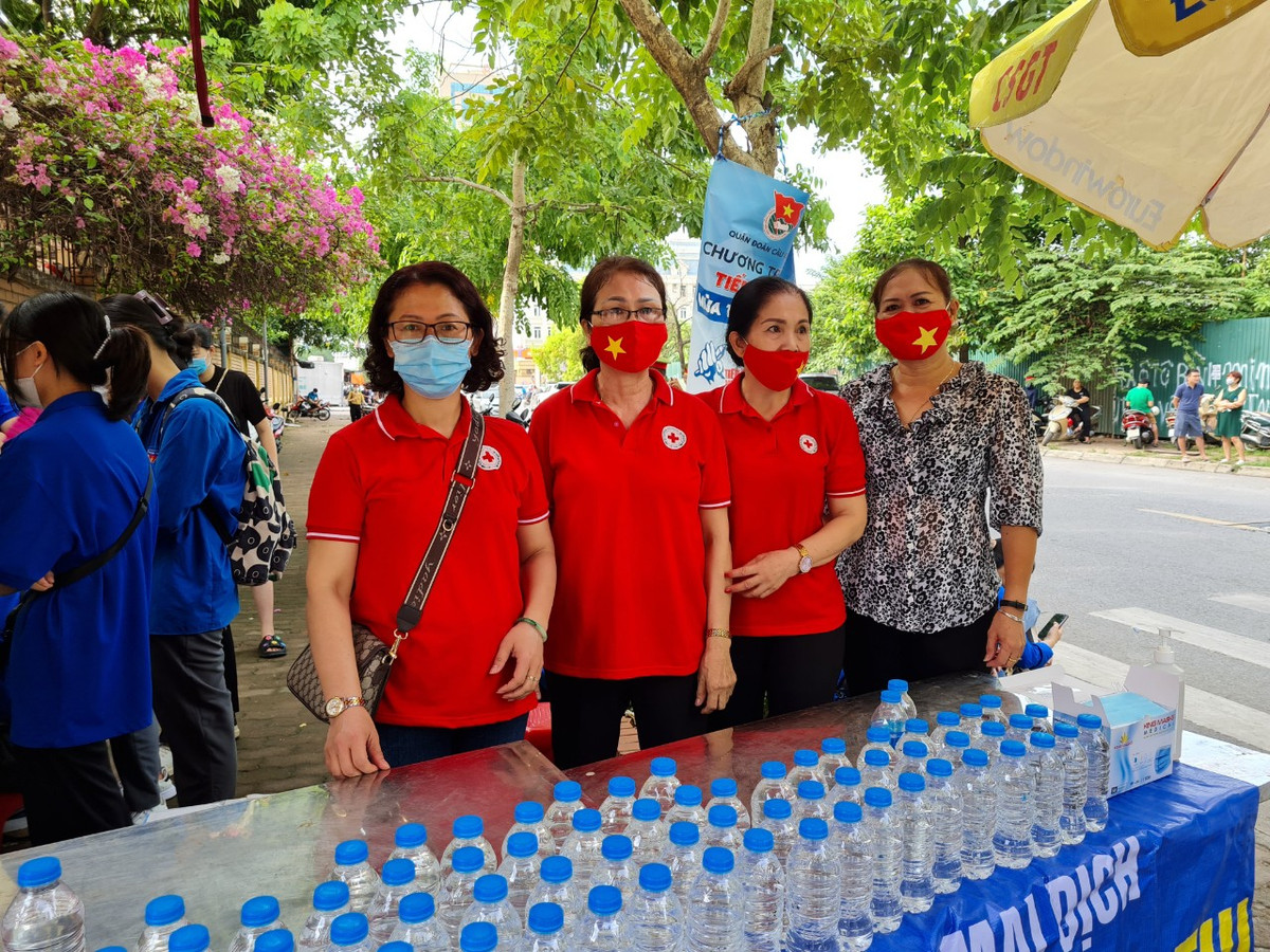 Hà Nội: Những hình ảnh xúc động trong Kỳ thi tốt nghiệp THPT 2022 - Hình 13 Ha Noi: Nhung hinh anh xuc dong trong Ky thi tot nghiep THPT 2022-Hinh-13