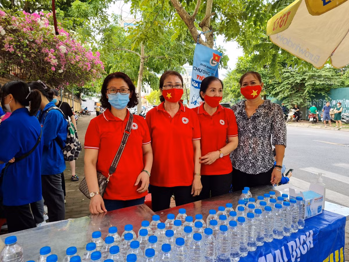 Ha Noi: Nhung hinh anh xuc dong trong Ky thi tot nghiep THPT 2022-Hinh-13