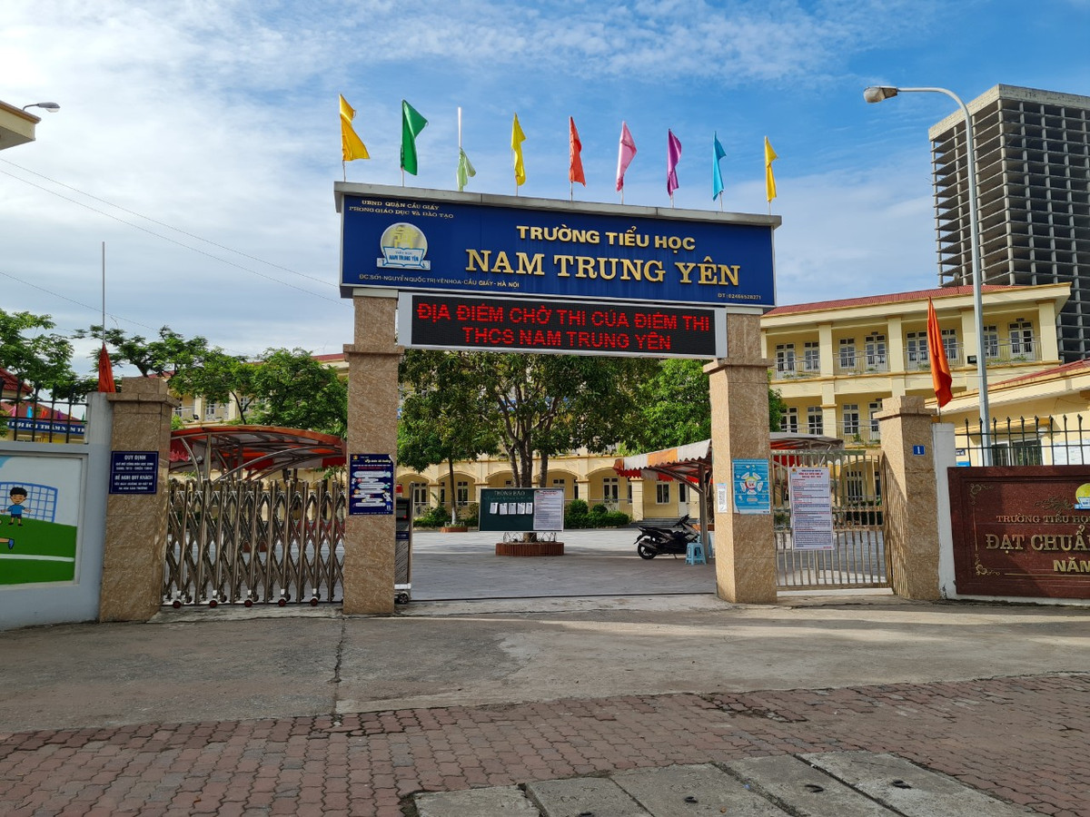 Hà Nội: Những hình ảnh xúc động trong Kỳ thi tốt nghiệp THPT 2022 - Hình 10 Ha Noi: Nhung hinh anh xuc dong trong Ky thi tot nghiep THPT 2022-Hinh-10
