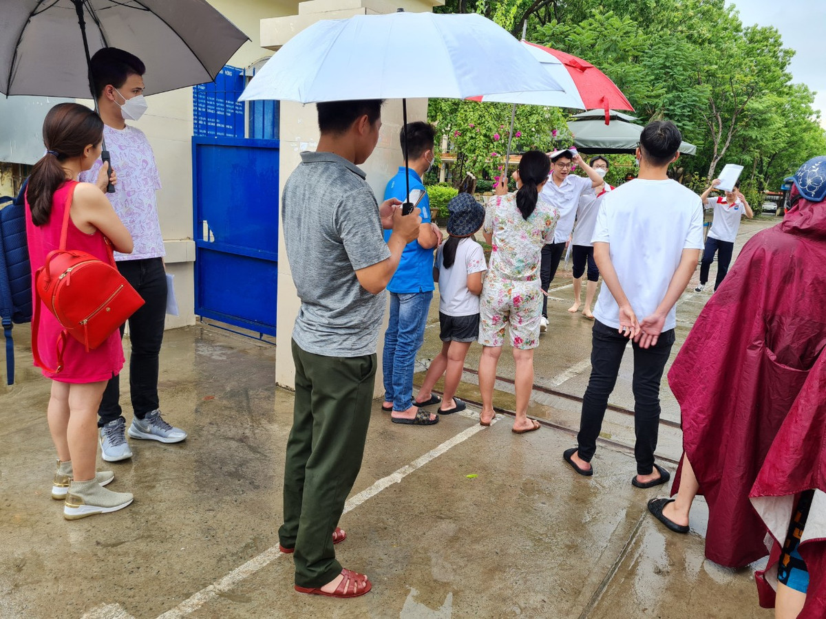 Hà Nội: Những hình ảnh xúc động trong Kỳ thi tốt nghiệp THPT 2022 - Hình 15 Ha Noi: Nhung hinh anh xuc dong trong Ky thi tot nghiep THPT 2022-Hinh-15